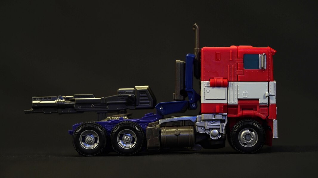 Takara Transformers Premium Finish SS 02 Optimus Prime Official In Hand Image  (4 of 4)